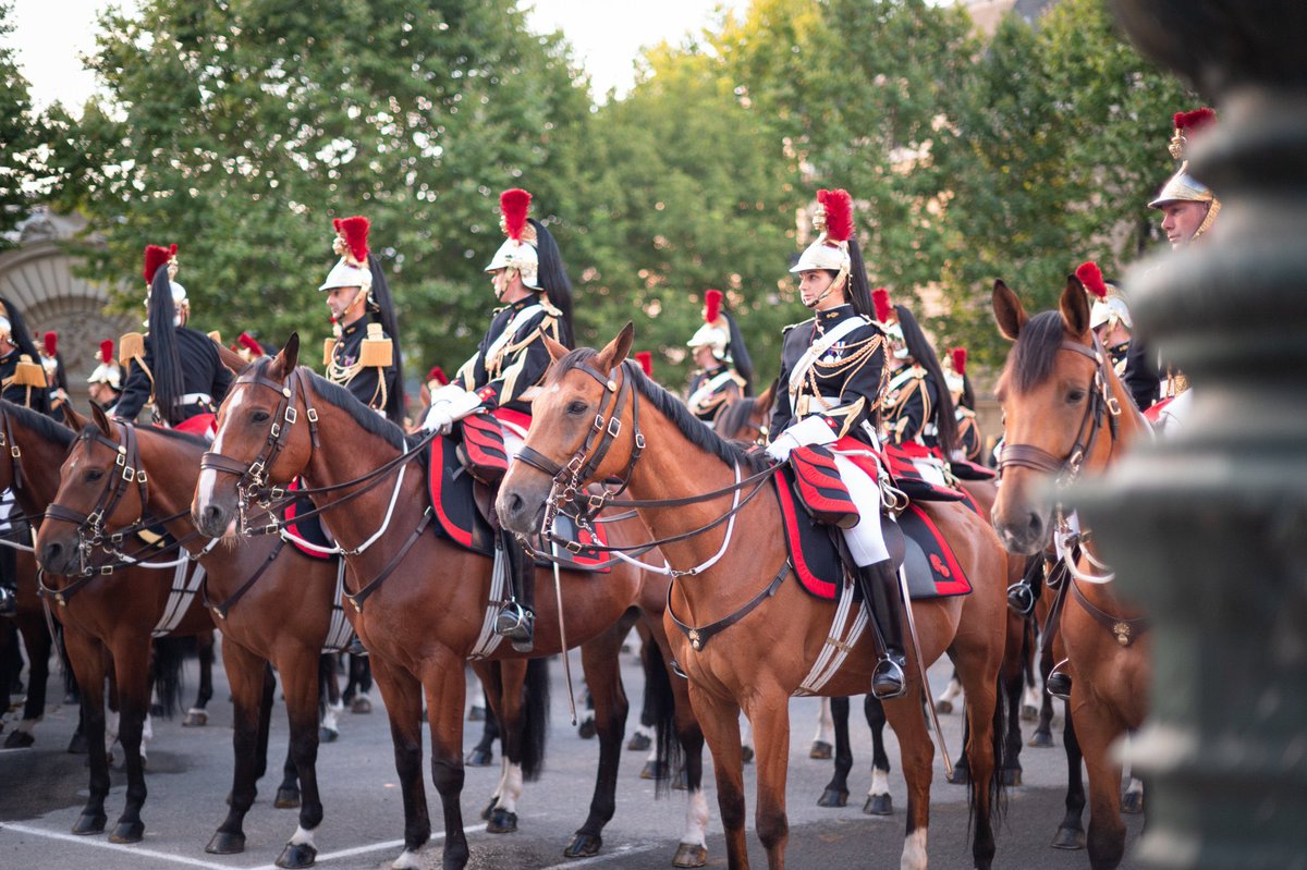 maisonfabre's tweet image. 🇫🇷 A l'occasion du défilé du 14 juillet, les honneurs seront rendus au Président de la République, place de la Concorde par le 1er régiment d’infanterie de la Garde Républicaine.
@maisonfabre a fabriqué plus de 4080 paires de gants blancs à #Millau pour la Garde Républicaine. 🇫🇷