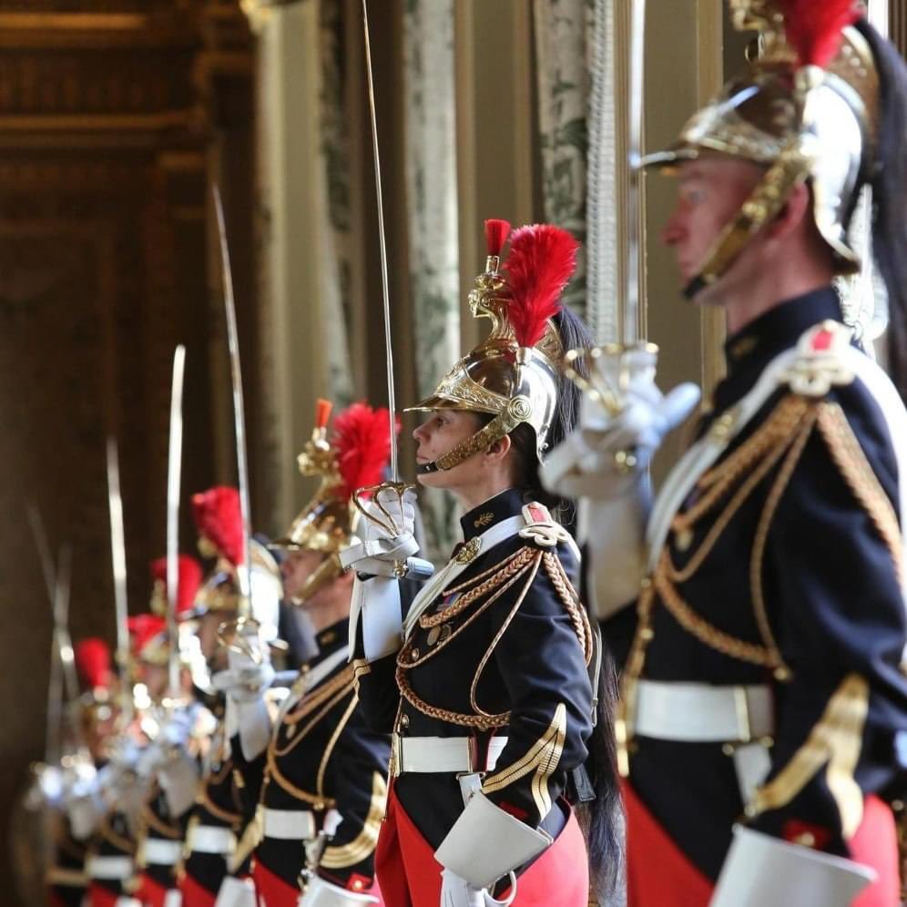maisonfabre's tweet image. 🇫🇷 A l'occasion du défilé du 14 juillet, les honneurs seront rendus au Président de la République, place de la Concorde par le 1er régiment d’infanterie de la Garde Républicaine.
@maisonfabre a fabriqué plus de 4080 paires de gants blancs à #Millau pour la Garde Républicaine. 🇫🇷