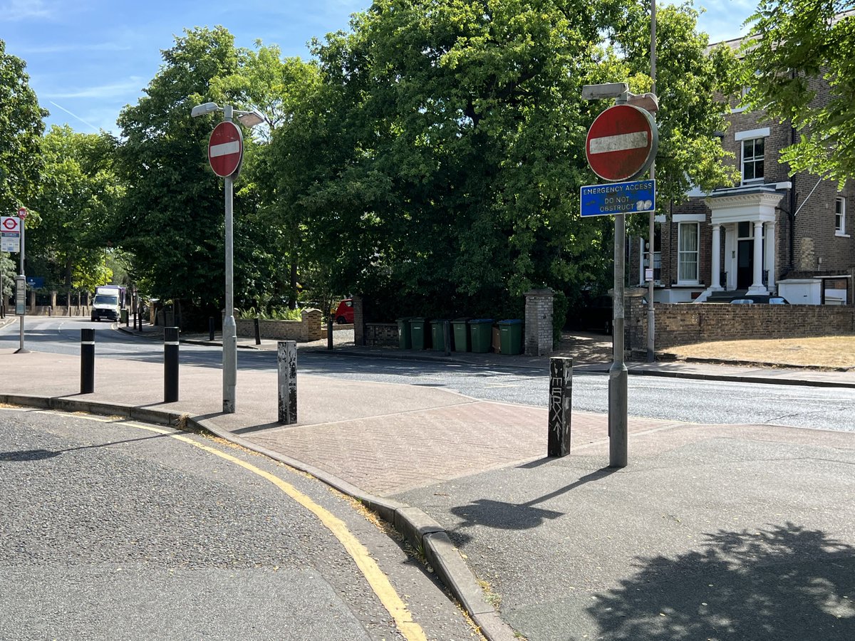 These no entry signs would be greatly enhanced by an ‘except cycles’ plate. Simple steps like this help to show @Royal_Greenwich understands cycling. #WestcombePark @GreenwichCycle