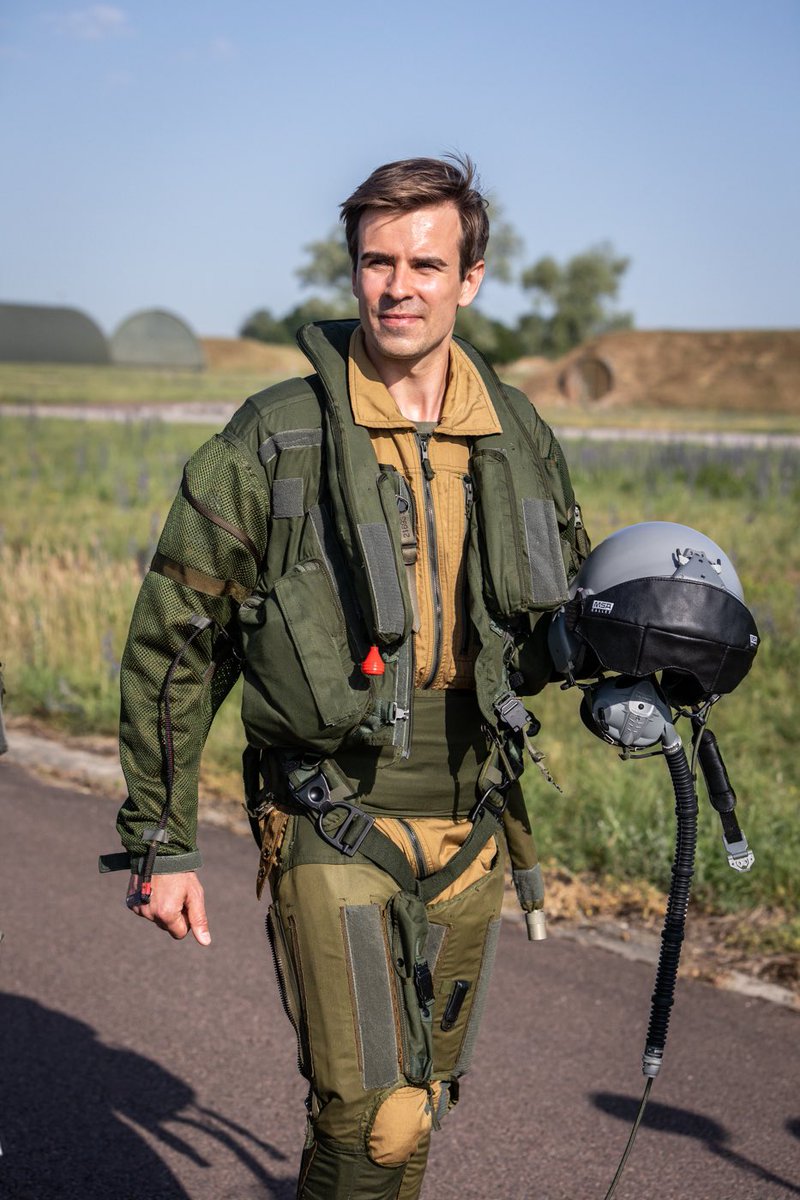 jbmarteau's tweet photo. 🇫🇷✈️ Un 14 juillet unique à bord d’un avion Rafale au dessus des Champs-Élysées !

Un immense merci à l’armée de l’air, à la base aérienne 113 de Saint-Dizier et surtout au capitaine Maximilien pour cette expérience hors du commun 😍☺️

#14Juillet @Armee_de_lair @infofrance2 https://t.co/NQPDhBUIUp