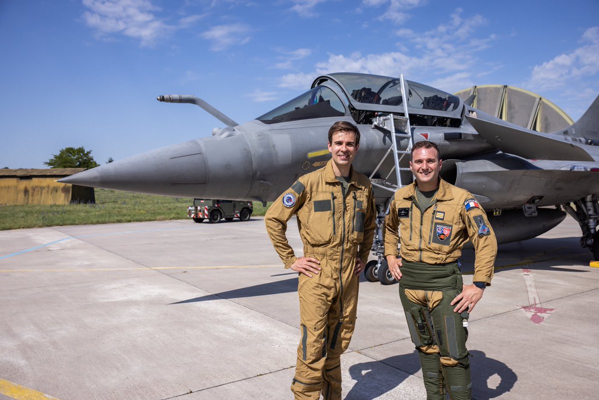 jbmarteau's tweet photo. 🇫🇷✈️ Un 14 juillet unique à bord d’un avion Rafale au dessus des Champs-Élysées !

Un immense merci à l’armée de l’air, à la base aérienne 113 de Saint-Dizier et surtout au capitaine Maximilien pour cette expérience hors du commun 😍☺️

#14Juillet @Armee_de_lair @infofrance2 https://t.co/NQPDhBUIUp