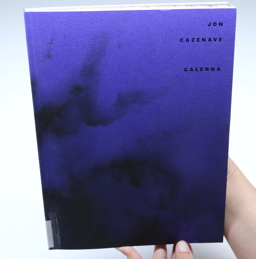 GCYComunicacion's tweet photo. Desde #BiblioteCAC os recomendamos el fotolibro de #JonCazenave que sorprende tanto por su presentación sencilla y mimada pero rotunda, como por su contenido;cifrado en un lenguaje puro y directo que engancha a la emoción. 

Si te apetece saber más, consulta en nuestra biblioteca https://t.co/A7HomLagdj
