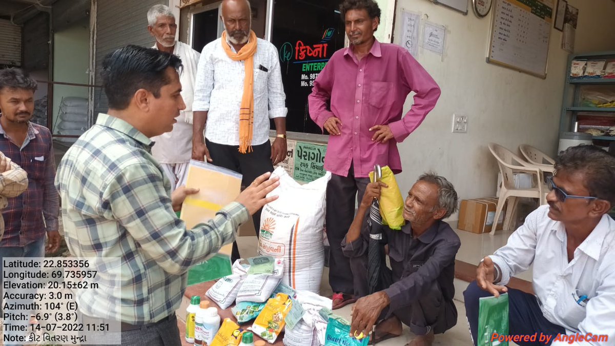 AdaBhuj's tweet photo. આજરોજ કચ્છ જિલ્લાના મુન્દ્રા તાલુકામાં ખેતીવાડી વિભાગ દ્વારા સહાયથી અપાતી વિવિધ કીટ, દવા છાંટવાના પંપ, તાડપત્રી, સોલાર લાઇટ ટ્રેપ જેવા ઘટકોનું ખેડૂતોને વિતરણ કરવામાં આવ્યું તથા કિટના ઇનપુટ વપરાશ અંગે સમજ આપી@KutchDdo @GujAgriDept https://t.co/mnJQl7lNMs