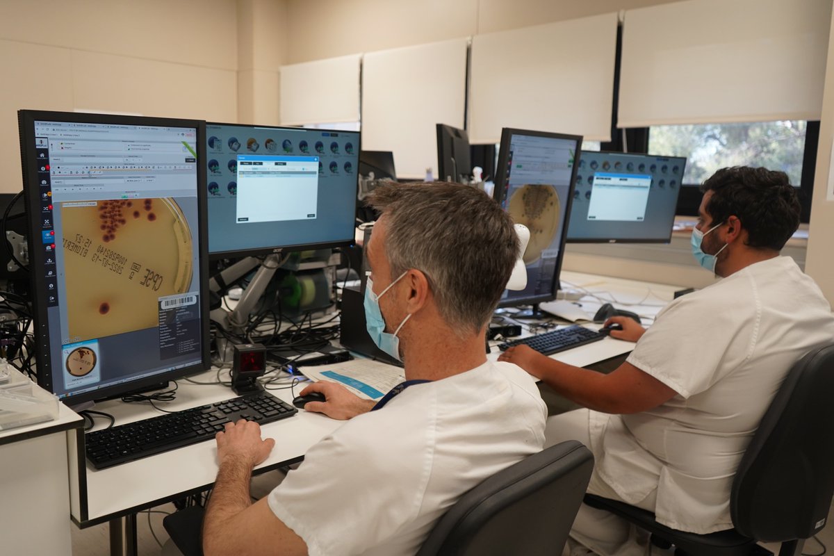 vallhebron's tweet image. Incorporem una plataforma robòtica amb intel·ligència artificial que automatitza el diagnòstic bacteriològic de mostres de pacients ingressats a l’hospital i de procedents de la comunitat i allibera els professionals per a la vigilància epidemiològica.

vhc.cat/plataforma-rob…