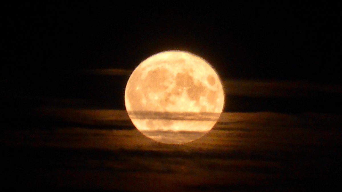 Thank you for your stunning photos of last night's #Supermoon #moon 
You can see more on our #BBCWeatherWatchers page here: bbc.in/3azY3Zq