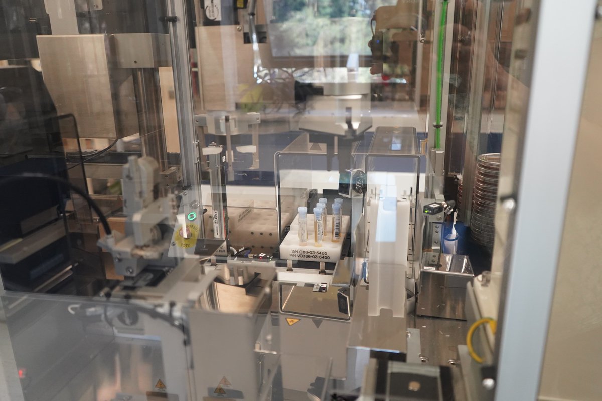 vallhebron's tweet image. Incorporem una plataforma robòtica amb intel·ligència artificial que automatitza el diagnòstic bacteriològic de mostres de pacients ingressats a l’hospital i de procedents de la comunitat i allibera els professionals per a la vigilància epidemiològica.

vhc.cat/plataforma-rob…