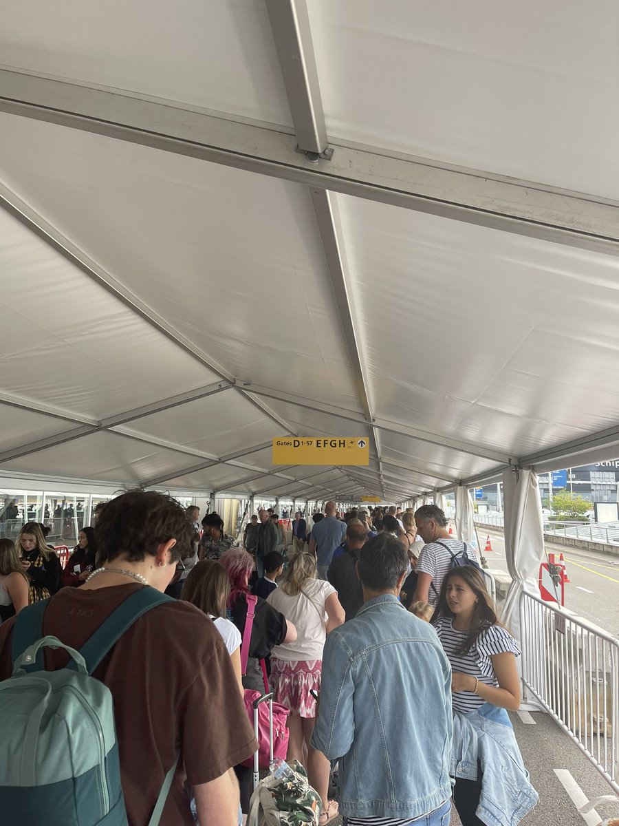 Je moet het een keer meemaken …. #schipholchaos #schipolairport