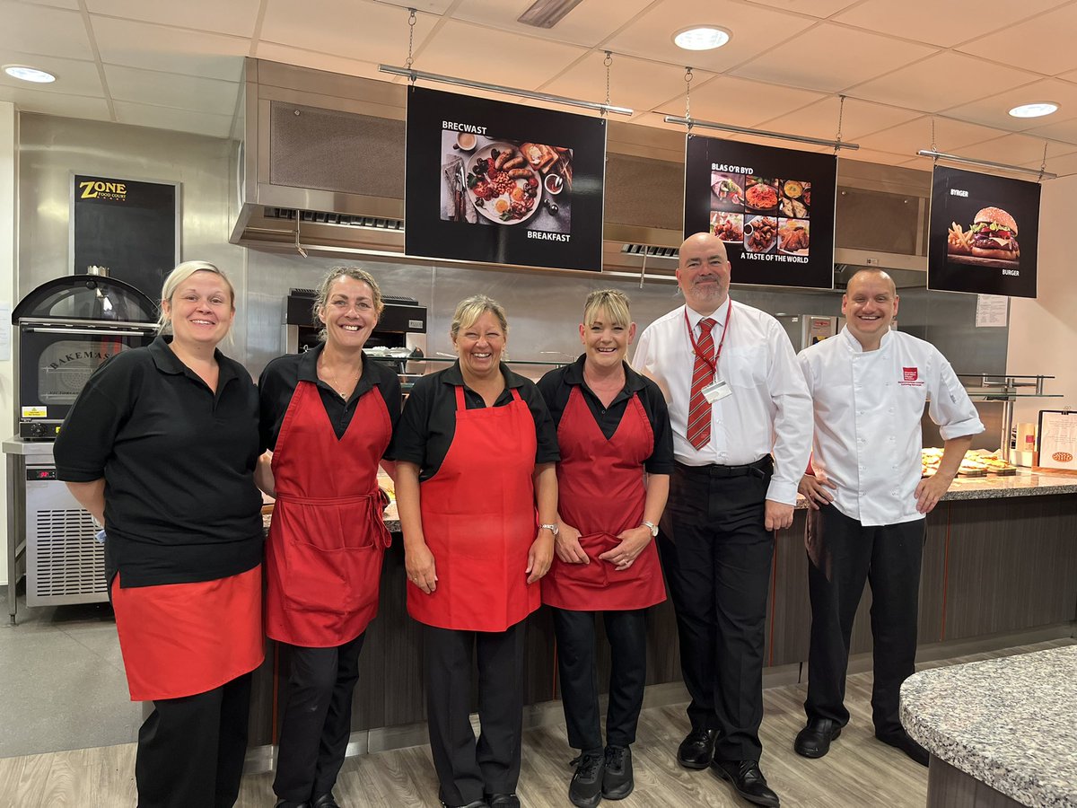 Matthew67858301's tweet photo. Zone team ready to serve lunch to the delegates at today’s @usw_flse learning and teaching conference at the Glyntaff campus #teemwork #Asianbuffet #usw https://t.co/qUFJS3etSw