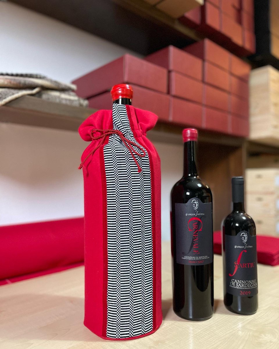 CantinaSedilesu's tweet photo. La Mathusalem arriva a 6 litri di capienza e circa 10 kg di peso. Una bottiglia che sembra infinita, pari a 8 bottiglie da l 0,75, in grado di riempire 56 calici!

#mathusalem #winebottle #winepackaging #packaging #wine #winelover #winetasting #winepassion #winelovers #winebar https://t.co/3qGEsM2fl2