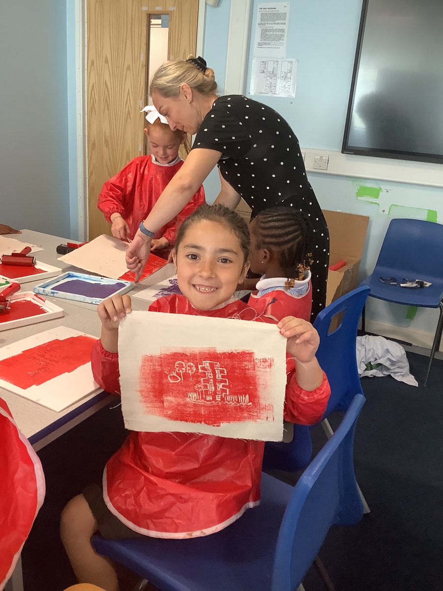 MulberryWbp's tweet photo. I’m so proud to have organised @PrintsPaige to come to our school for arts week and give a whole school assembly that I know inspired everyone that attended. We also had the most amazing workshop with Paige where their ambition was flowing! ✏️🖍@W00dlandAcademy -  Miss  Hussey https://t.co/mYUYomzddK
