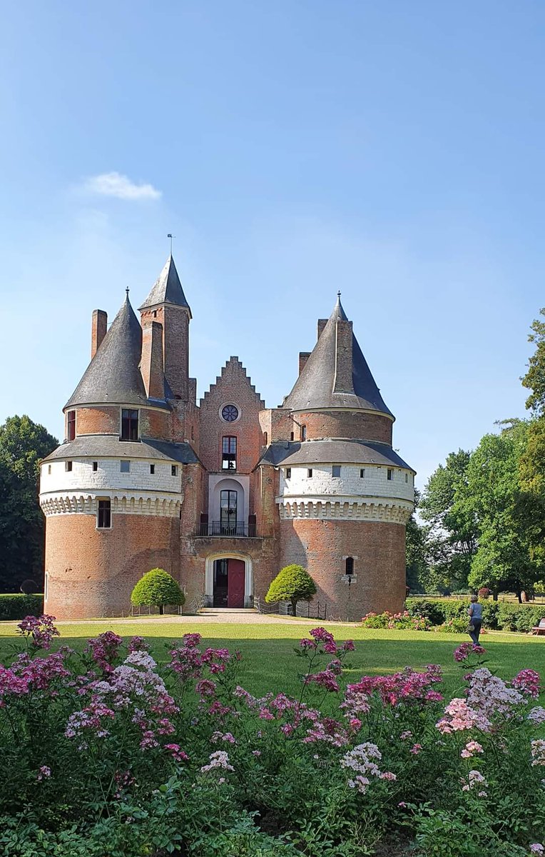 En ce jour de #14Juillet  le soleil est toujours au rendez-vous.  N'hésitez pas à venir profiter de la visite du château et flâner dans le parc et la roseraie. 
Nous vous accueillons de 10h à  18h.
#tourismefrance #hautsdefrance #patrimoine de #France