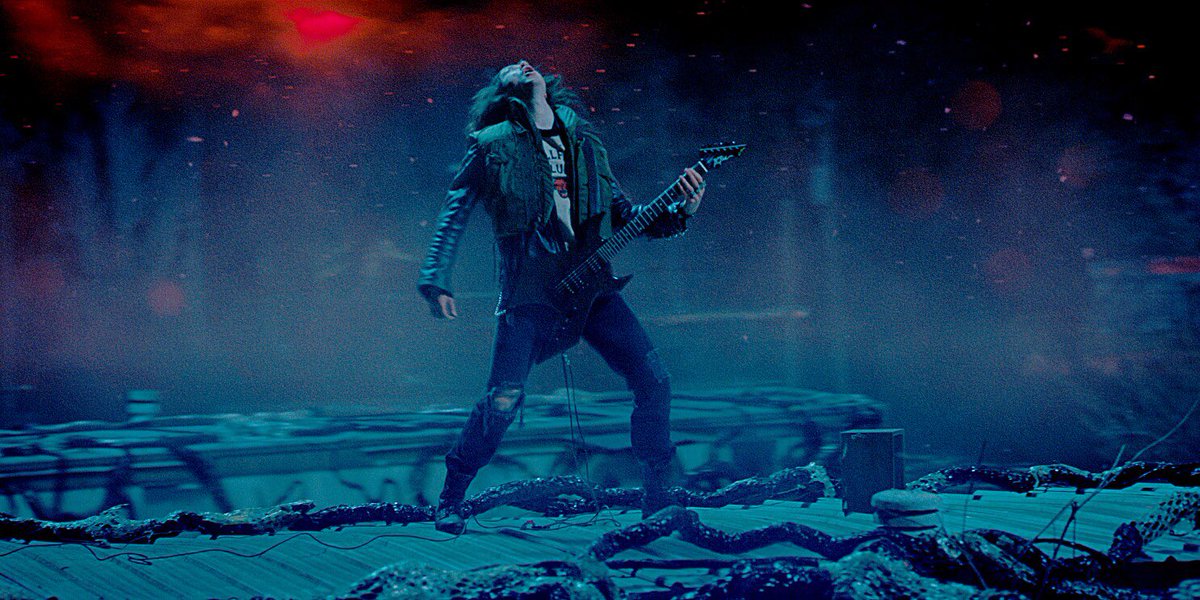 suzykrueger's tweet photo. Most metal TV moment of the century. I completely lost track of whatever was going on I just wanted to watch Eddie play for the bats 🤷🏻‍♀️#StrangerThings #EDDIEMUNSON https://t.co/YKH6KiSv37