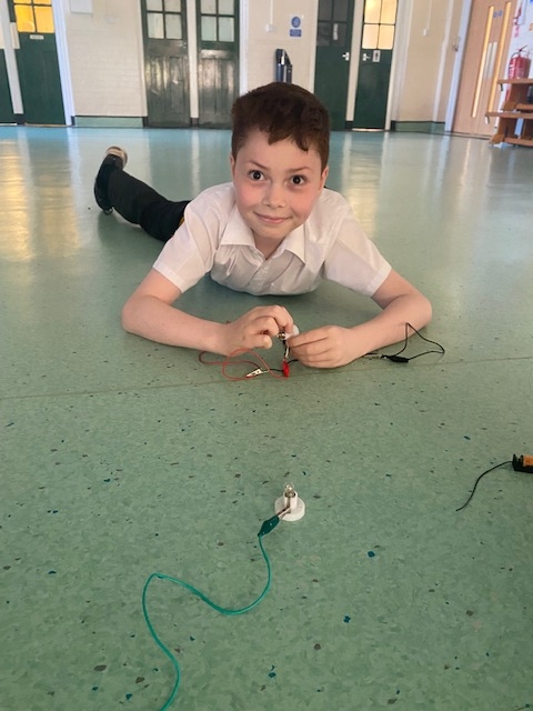 ArkJohnArcher's tweet photo. 💡🔎 Year 4 were set a challenge to make a circuit in Science! They never fail to impress... what bright sparks they are!! #TeamWork #WeLoveScience #ExcitedAboutLearning @ArkCurriculum 🔍💡 https://t.co/0mfrrFe0Wp