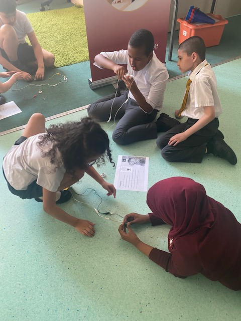 ArkJohnArcher's tweet photo. 💡🔎 Year 4 were set a challenge to make a circuit in Science! They never fail to impress... what bright sparks they are!! #TeamWork #WeLoveScience #ExcitedAboutLearning @ArkCurriculum 🔍💡 https://t.co/0mfrrFe0Wp