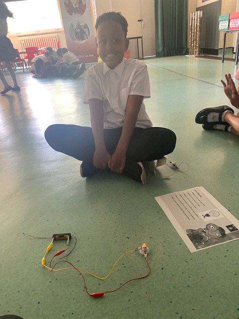 ArkJohnArcher's tweet photo. 💡🔎 Year 4 were set a challenge to make a circuit in Science! They never fail to impress... what bright sparks they are!! #TeamWork #WeLoveScience #ExcitedAboutLearning @ArkCurriculum 🔍💡 https://t.co/0mfrrFe0Wp
