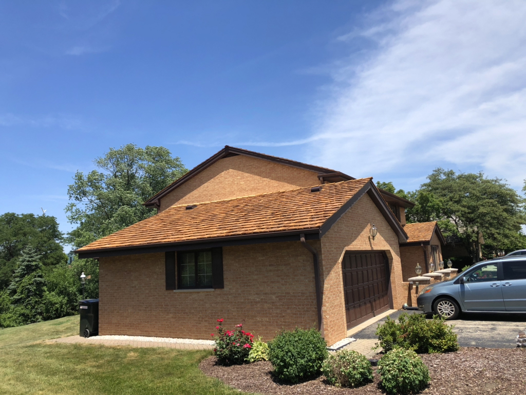 ShakeGuys's tweet photo. Shake Guys' high-quality craftsmanship is on full display with this Cedar Shake Roof Replacement that we did in Oak Brook, IL! It features Heavy Hand-Split Shakes. We also installed Copper Flashing, Skylights & Gutters.
#ShakeGuys #roofing #cedarshakeroof #OakBrookil https://t.co/GHwGlnbJFs
