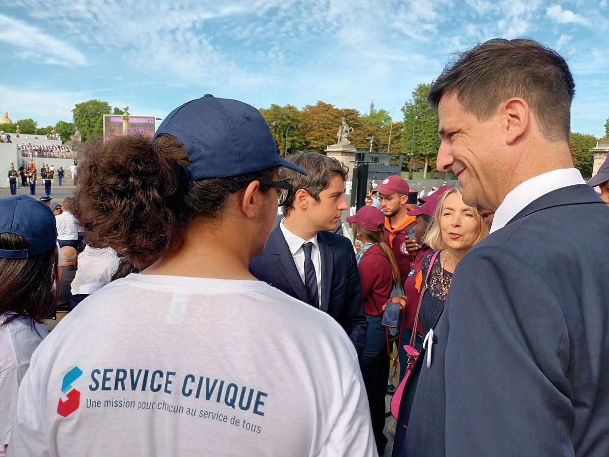BeatriceAngrand's tweet photo. En 🇨🇵🇪🇺🌐, Ils rendent visite aux personnes âgées, aident les réfugiés à s'intégrer, font de l'aide aux devoirs ou de la médiation numérique, trient les déchets. Je suis heureuse de cette reconnaissance qui leur est apportée aujourd'hui  @Jeunes_gouv #14juillet #BastilleDay2022 https://t.co/FRiQXUwVcJ