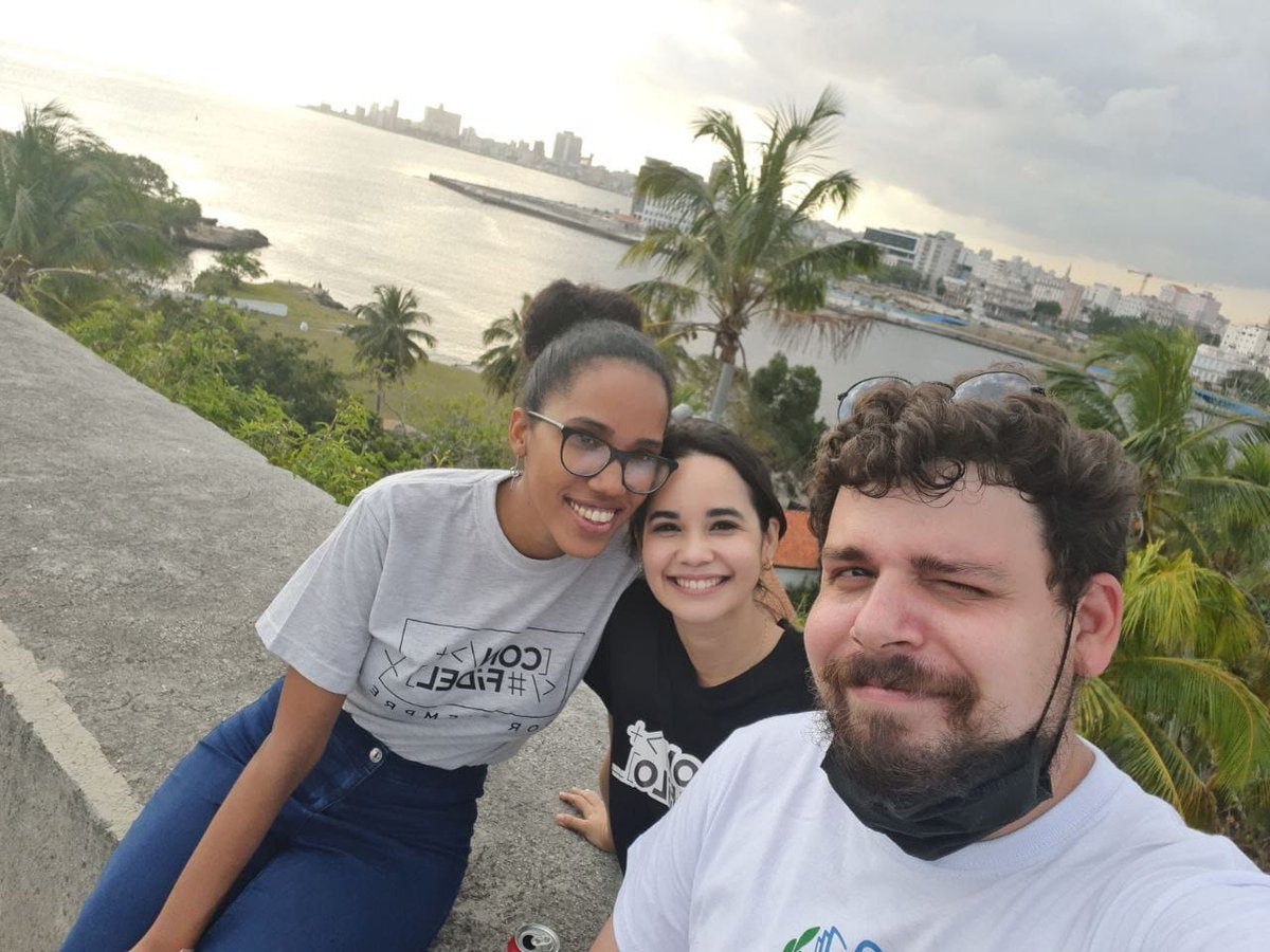 iroelsanchez's tweet photo. Si crees, como la industria cultural y mediática que lo ha impuesto, que toda persona que se dice revolucionaria en #Cuba es vieja, dogmática, aburrida y oportunista, es lógico que estos muchachos te irriten hasta el alarido. La mala noticia es... que hay muchos como ellos. https://t.co/Jp0B4WhneG
