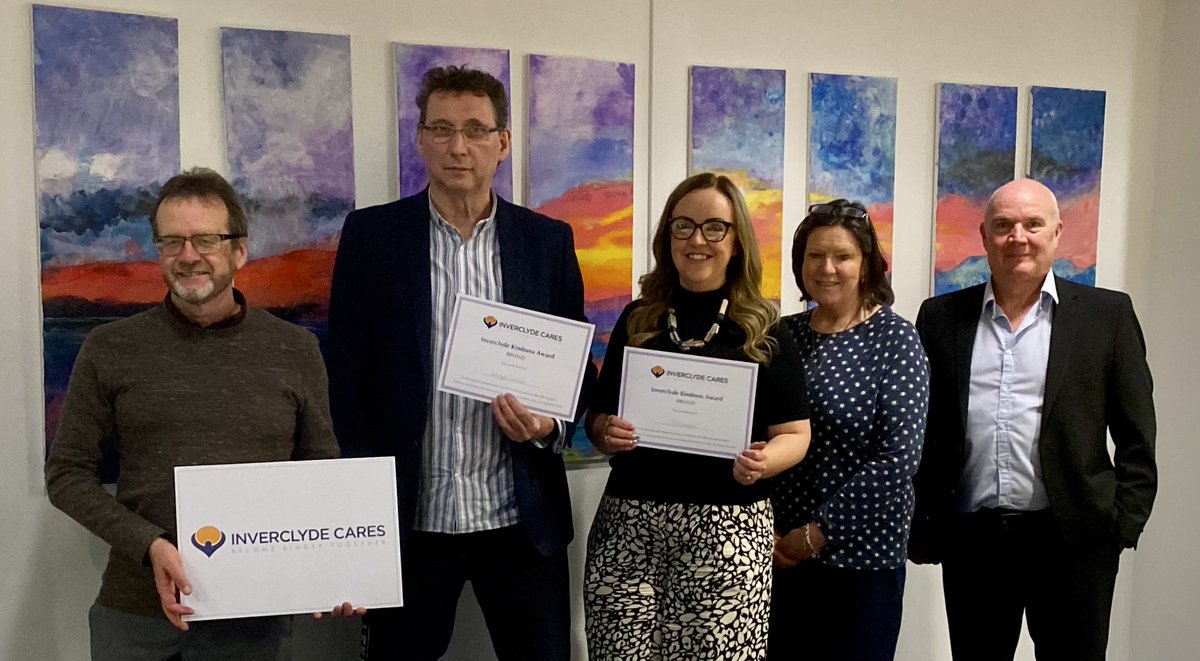 Well done @CVSInverclyde and @InvCarersCentre on becoming the first recipients of an Inverclyde Kindness Award. Representatives from both groups are pictured with our health and social care convener, Cllr Colin Jackson and the awards organisers #InverclydeCares 🏆 @InverclydeHSCP