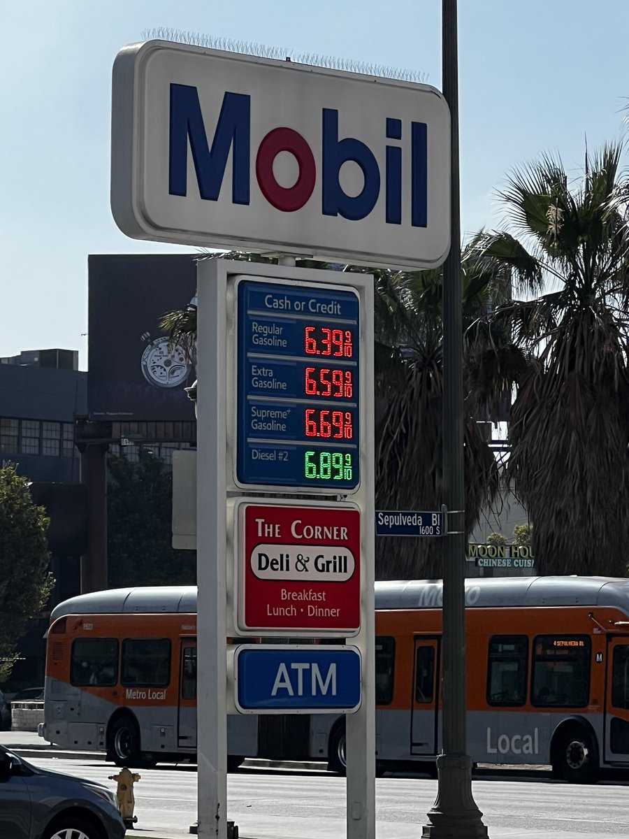 matthewdwellsLA's tweet image. .@esaagar @krystalball My kingdom for $4.60! #BreakingPoints