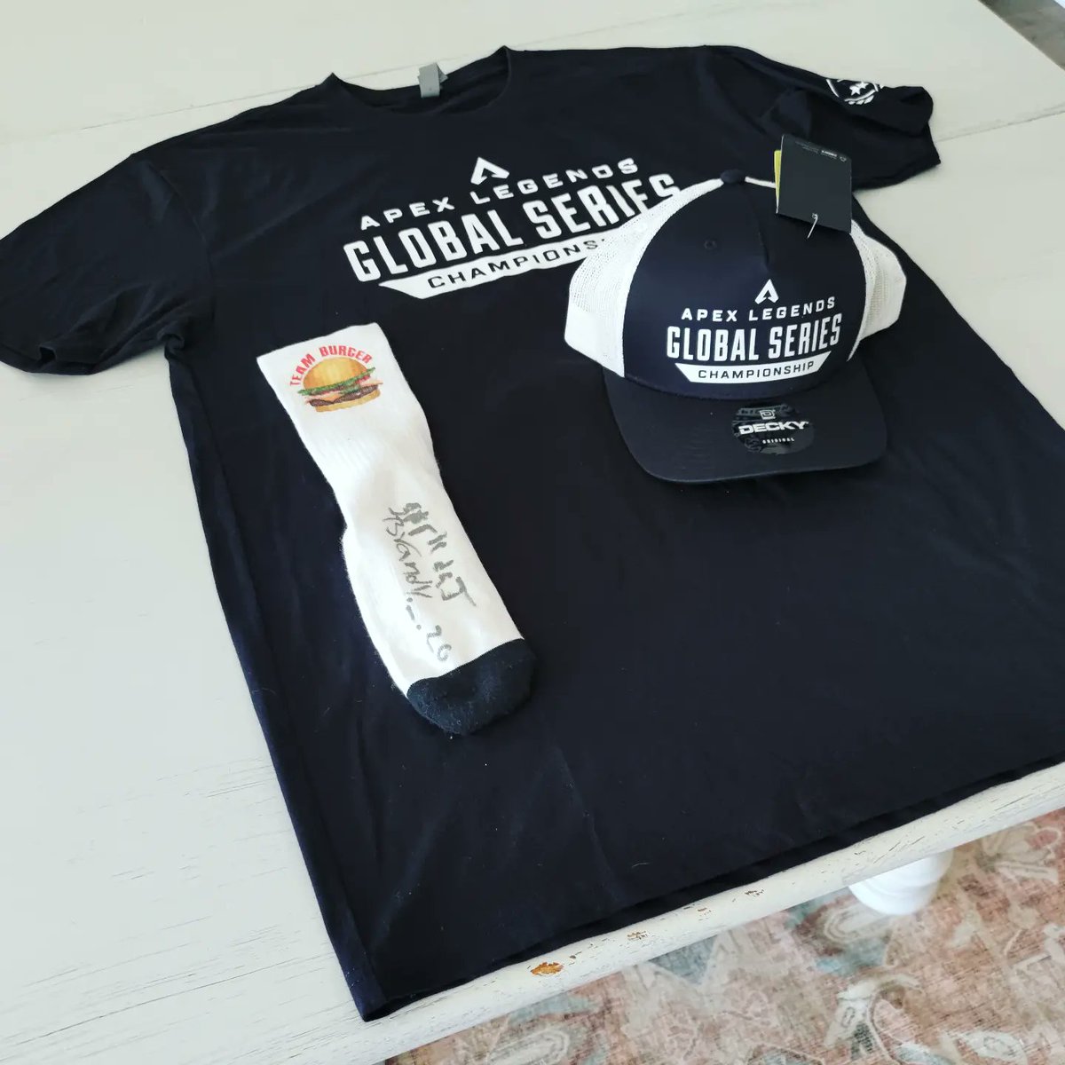 Falloutt's tweet photo. Post #ALGS GIVEAWAY #2/3 is on Instagram, but an even better package

✅ ALGS Champs exclusive T
✅ Exclusive Champs Hat
✅ Team Burger sock

To enter: Go to my IG (/jonfalloutt, link in Bio) and Like, Tag an Apex friend in comments, and Share to your story

Winner drawn 12pm tmo https://t.co/LsGOjiSKuL