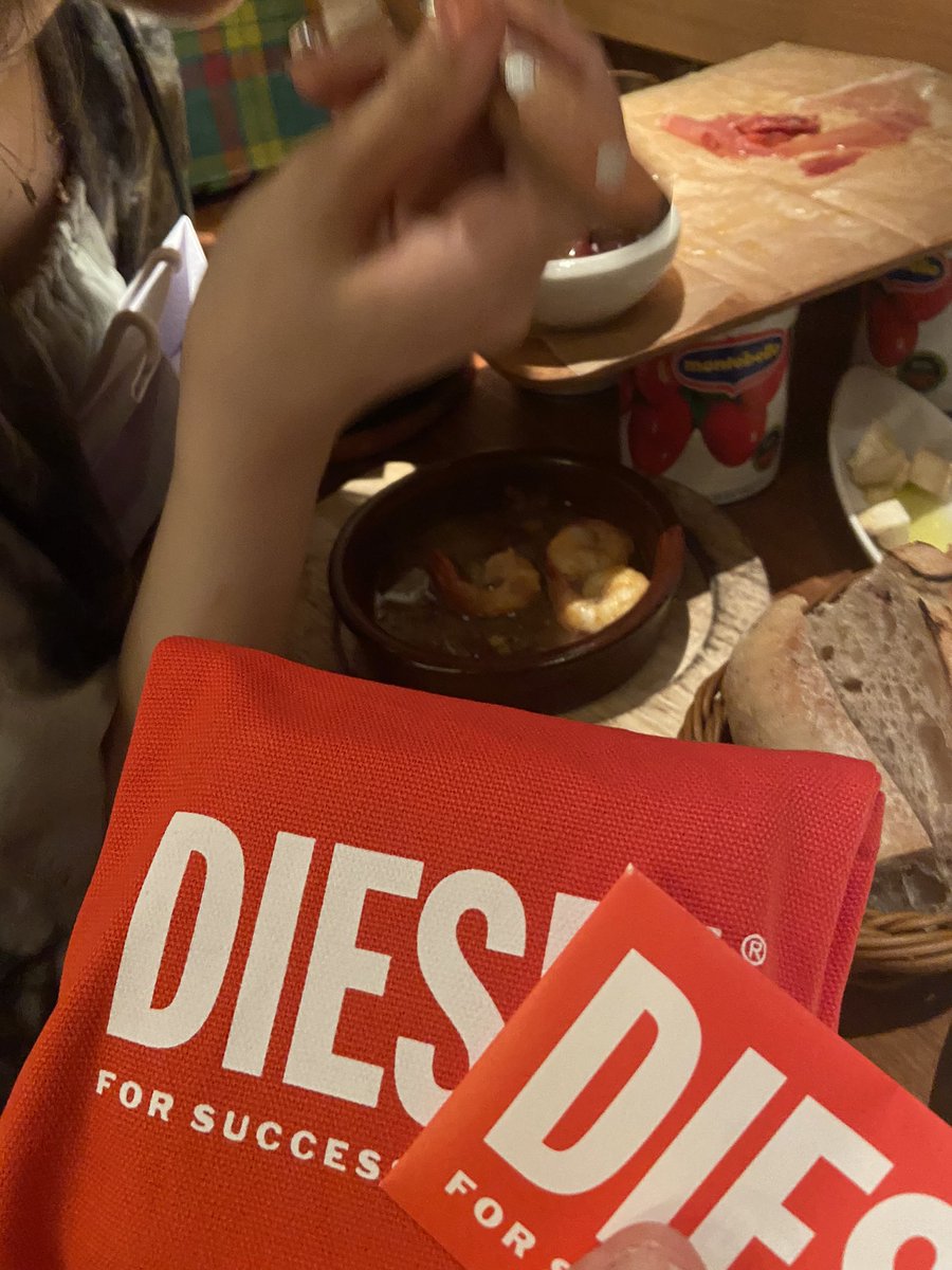 結婚おめでとううううう！！

卒業おめでたいね！！
お祝いあげるつもりがも、ってしまった…
自慢の担当の子よ🥲🥲🥲