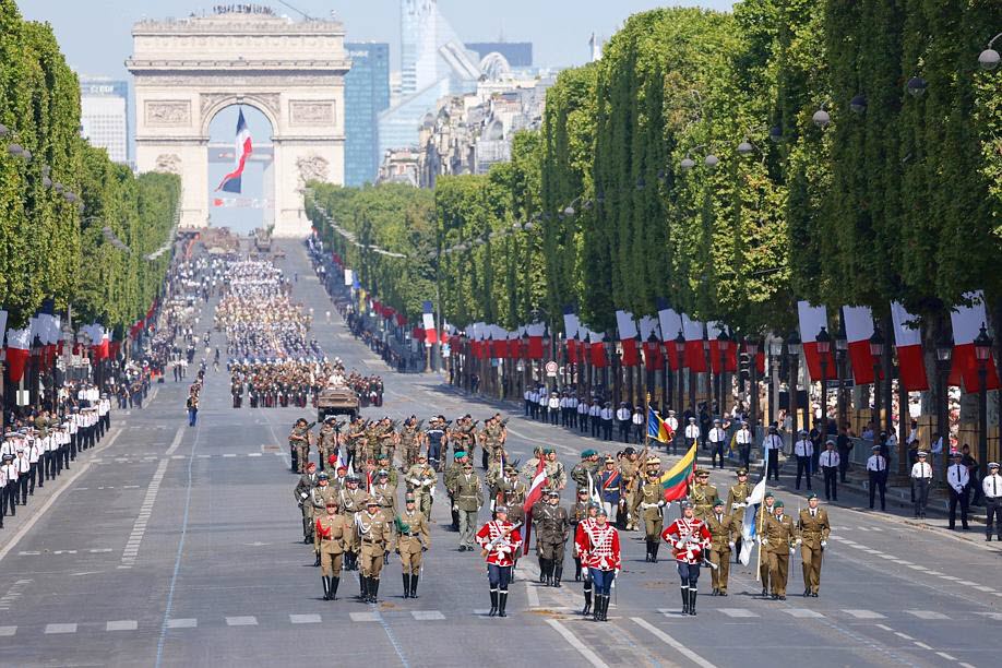 A symbol of our #solidarity with our #Allies and 🇪🇺Partners from the eastern flank of Europe:  troops from Bulgaria 🇧🇬, Czech Republic 🇨🇿, Estonia 🇪🇪, Hungary 🇭🇺, Latvia  🇱🇻, Lithuania 🇱🇹, Poland 🇵🇱, Romania 🇷🇴, Slovakia 🇸🇰 opening the military parade on #BastilleDay2022 in Paris