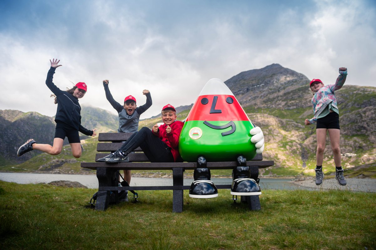 Diolch @croesoeryri a phlant @YsgolGynLlanrug am groesawu Mainc Mistar Urdd i’r Wyddfa! 📷 Yma tan nos Sul; mwy o wybodaeth yma: urdd.cymru/hunlunmistarur… What a welcome, and what a kick-off to the #HunlunMistarUrdd competition! 🤳