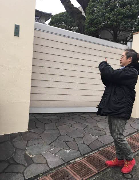 信濃町の、池田大作邸の前でポケモンGOをする藤倉さん。
タマタマをゲットしてました。 