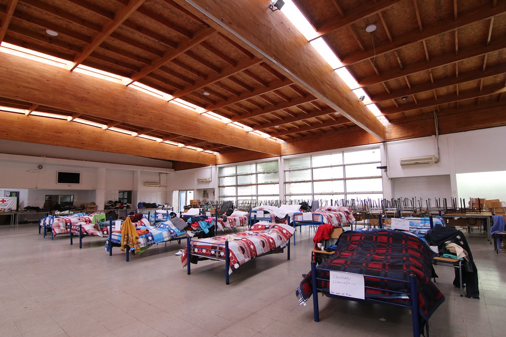 MuniColina's tweet photo. Nuestro albergue ubicado en el I.Chacabuco continúa funcionando, dando una mano a las vecinas y vecinos que más lo necesitan con atención 24/7, gracias al apoyo de voluntarios, funcionarios municipales y a la Cruz Roja Esmeralda que trabajan en esta iniciativa

@imvalenzuela https://t.co/1uQ3BIOdjN