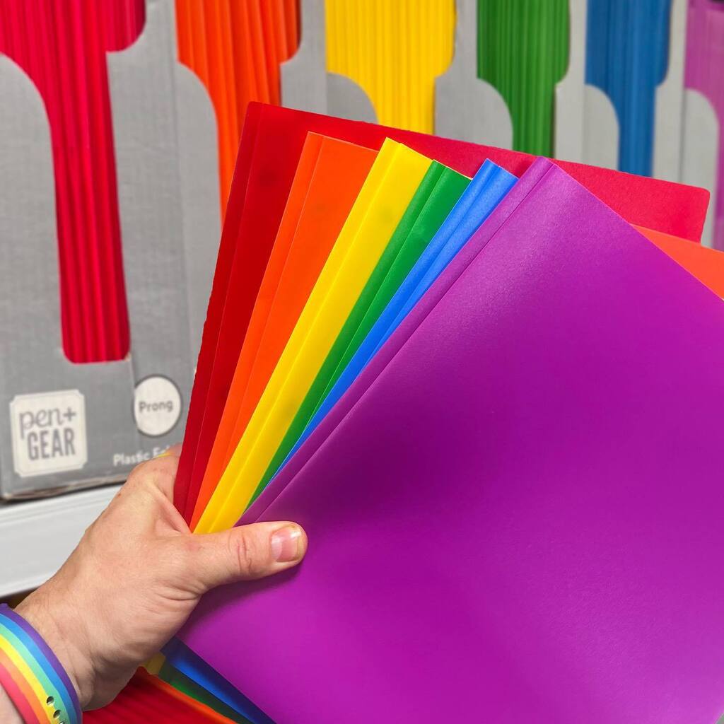 Elementaryarts's tweet image. So excited I found these three prong plastic folders for my new classroom management system I’ve been working on the last few weeks. I’m bringing back team points rewarding students on positive behavior and plan to use these to keep track of their scorecards! #tablepoints #c…