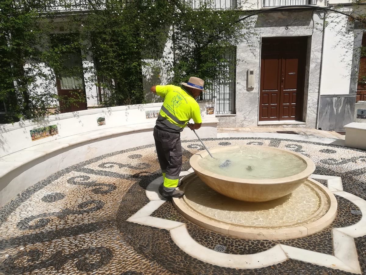 AytoCoin's tweet photo. ✅ Limpieza 🧹 Fuentes y Lagos.
➡️ Seguimos limpiando 🧼 las fuentes y lagos de nuestro municipio, a través de nuestros Servicios Operativos, para el embellecimiento y protección de estos entornos y su fauna.
#Coín #CoínMLG #Fuentes #Lagos #SSOO #Limpieza https://t.co/AJDiZQgj1g