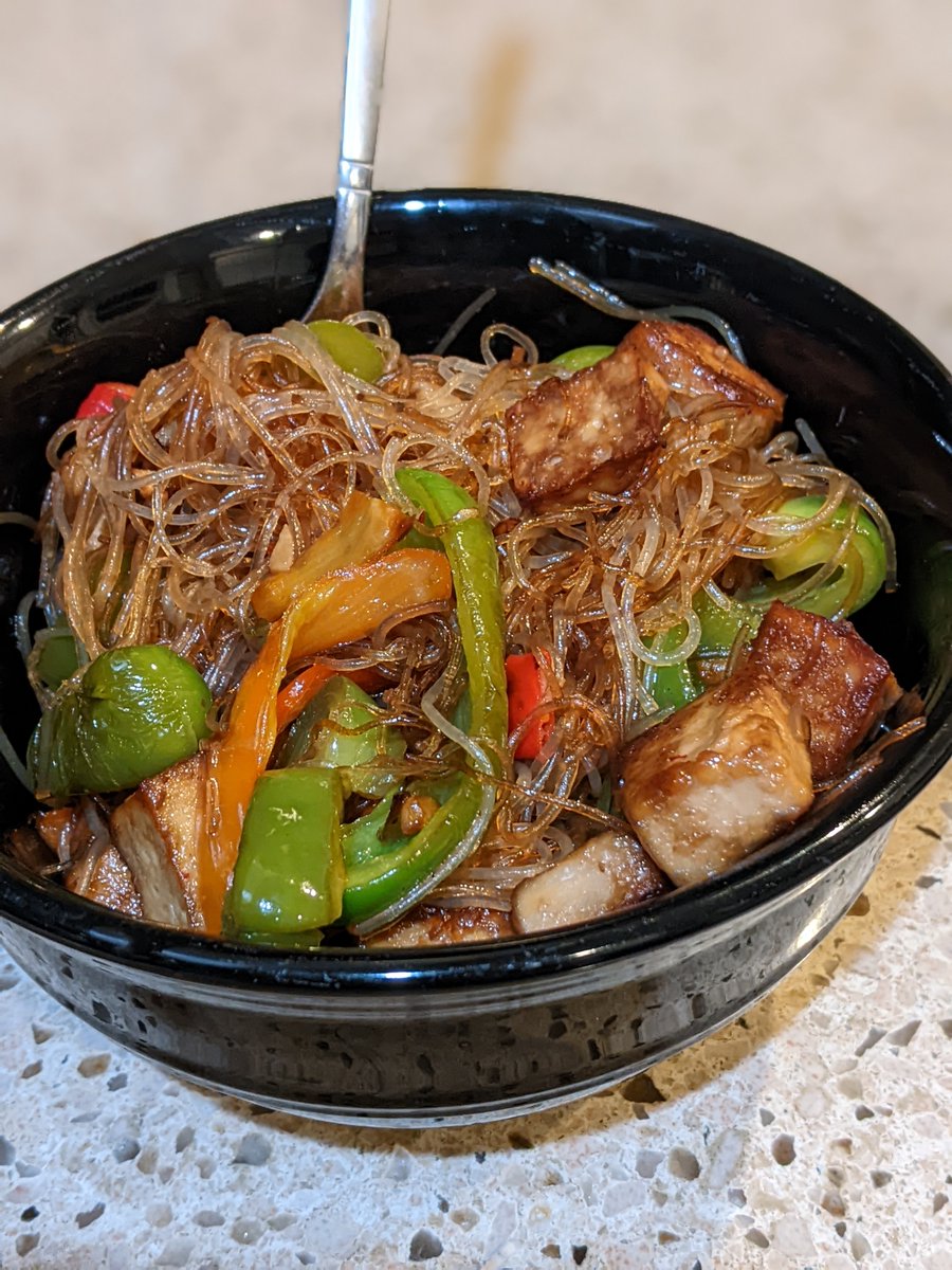 DegerAbigail's tweet photo. last night's dinner, tofu stir fry with glass noodles and veggies from the garden. made by moi 😘 https://t.co/zyTdvnaZIb