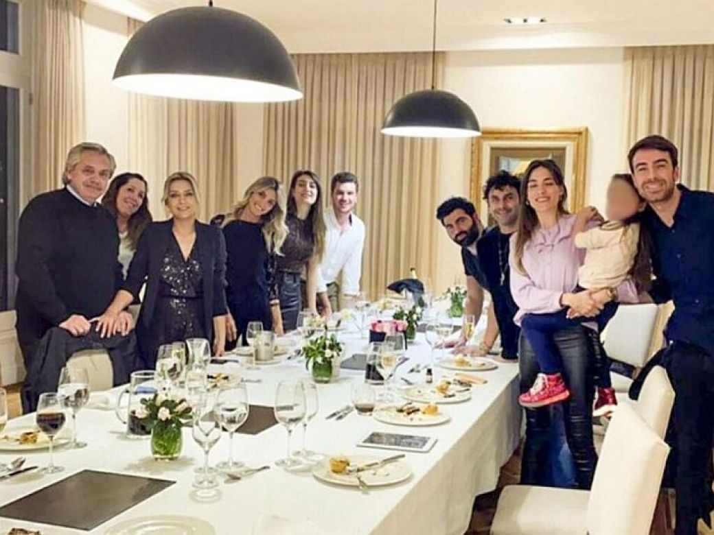 ineliendo's tweet photo. En el futuro, será imposible evocar la hiper-cuarentena a la que nos sometió esta gente, sin recordar esta fiestita vergonzosa que se mandaron cuando medio país se fundía, nuestros chicos perdían dos años de clase, y ni siquiera se nos permitía despedir a nuestros familiares. https://t.co/t08589m6ew