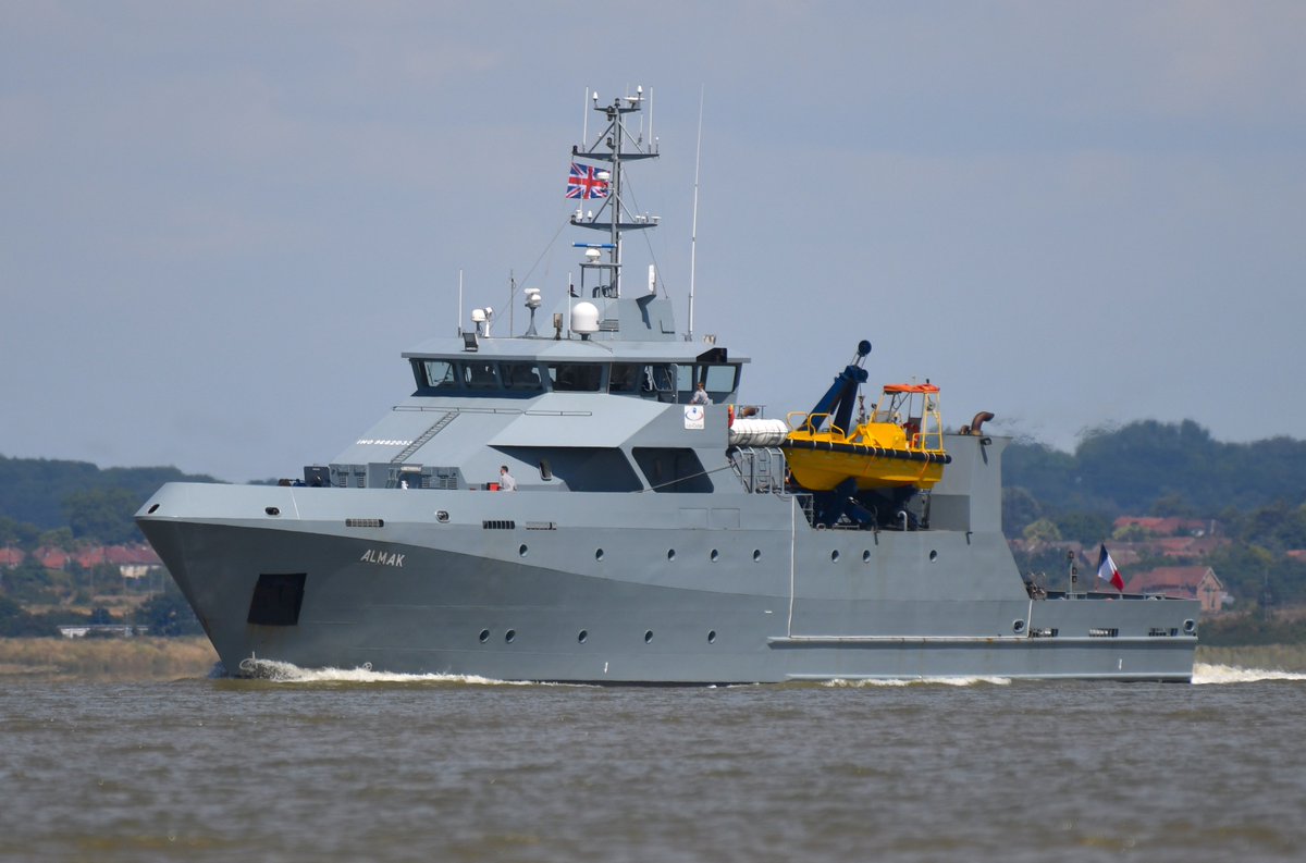 FraserG32883664's tweet photo. An international flotilla of two Belgium minesweepers BNS Primula M924, BNS Bellis M916, French training ship Almak and above a German Marine Sea Lynx all on their way to London! @TheBelgianNavy #BNSBellis #BNSPrimula @WarshipsIFR @IBallantyn #ShipsInPics #NATO #RiverThames https://t.co/SGNgCt745Q