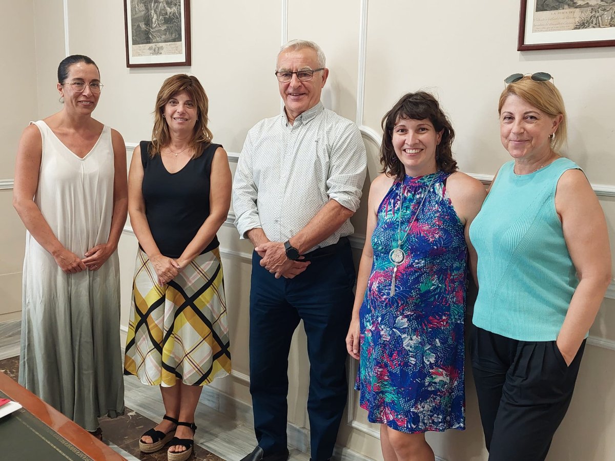 AjuntamentVLC's tweet photo. 🔶L’alcalde se ha reunit este matí amb la plataforma @INTERACCAYTOVLC, per parlar sobre el procés d'estabilització del personal municipal interí, garantint que es farà tot el possible perquè estabilitzen la immensa majoria de les persones interines 🤝.
🔗https://t.co/iSsKBSSSMn https://t.co/laDGTdlmia