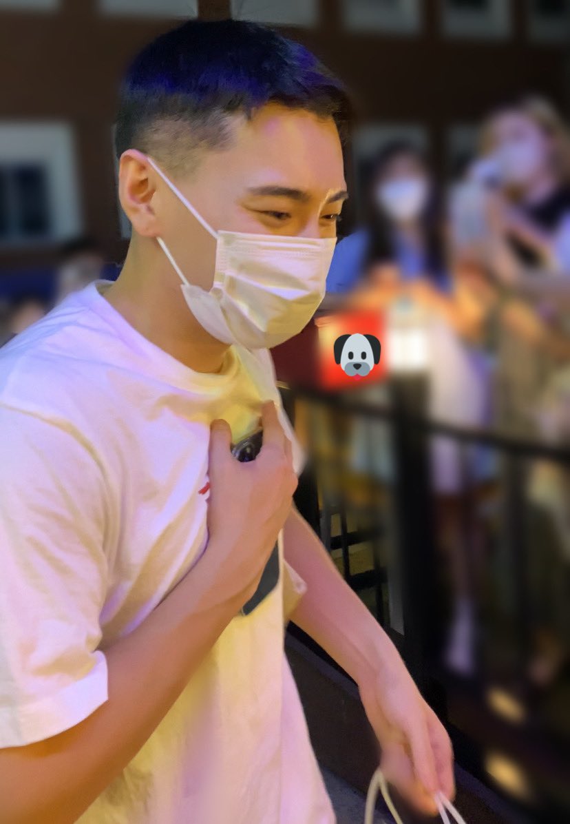 mangmangboy's tweet photo. 팬들 보더니 긴장돼.. < 하면서 가슴부여잡는남자 어떤데.. https://t.co/IhQl1dKYJF