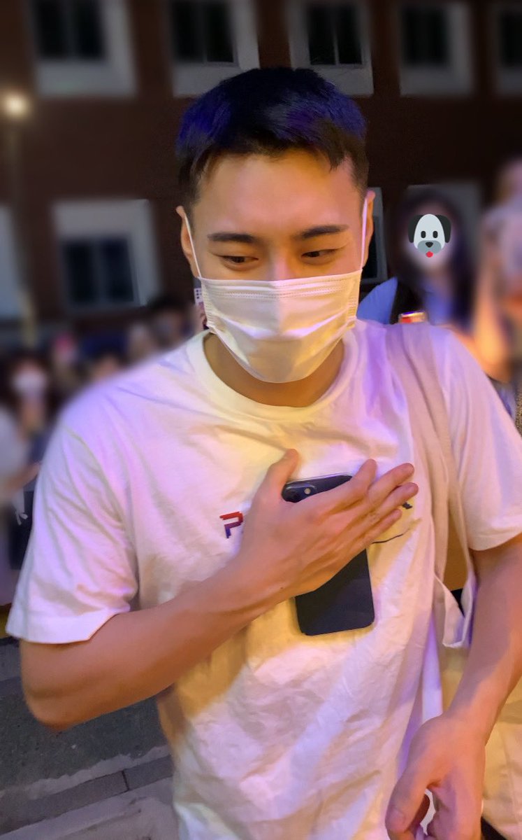 mangmangboy's tweet photo. 팬들 보더니 긴장돼.. < 하면서 가슴부여잡는남자 어떤데.. https://t.co/IhQl1dKYJF