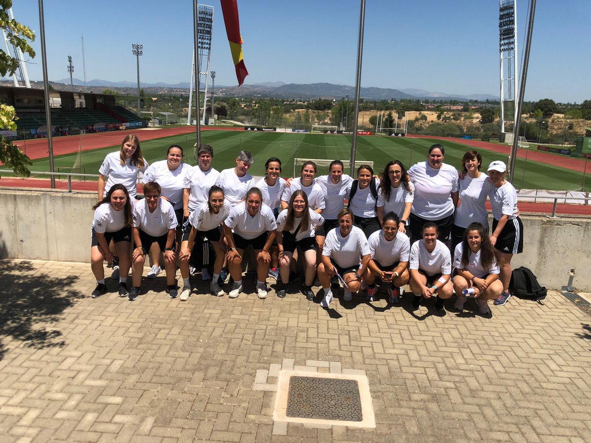 RFAF's tweet photo. 🏫 ¡¡Comenzó el curso @UEFA Playmakers de la @RFEF!! 🔴
👧🏻 Un plan para llevar al fútbol a niñas de entre 5 y 8 años ⚽
👥 28 representantes de 13 federaciones territoriales 🟢 Daiana Borrego, como Grassroots Leader y Lucía Torres, como Deliver, representaron a la @RFAF https://t.co/pNrfH9OBfx