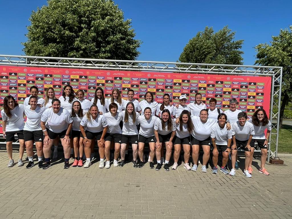 RFAF's tweet photo. 🏫 ¡¡Comenzó el curso @UEFA Playmakers de la @RFEF!! 🔴
👧🏻 Un plan para llevar al fútbol a niñas de entre 5 y 8 años ⚽
👥 28 representantes de 13 federaciones territoriales 🟢 Daiana Borrego, como Grassroots Leader y Lucía Torres, como Deliver, representaron a la @RFAF https://t.co/pNrfH9OBfx
