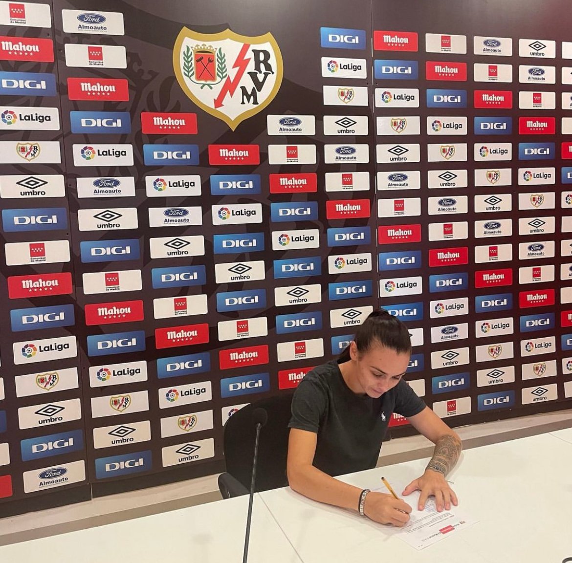 UncommittedGrls's tweet image. ✍️ | A big congratulations to former SRUSA client Charlyann Pizzarello who has signed a professional deal with Rayo Vallecano.

Good luck Charlyann and we can’t wait to follow your progress.

#ProDeal

🇺🇸⚽️🇪🇸🔥