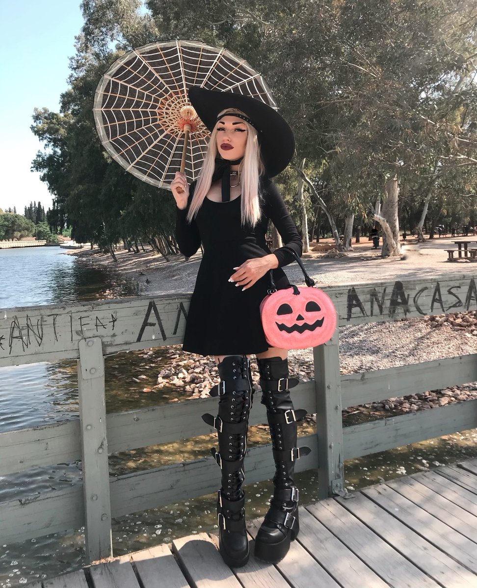 toofastclothing's tweet photo. Summer fit but make it #goth ๐คโจ @deathcandy with the @toofastclothing โจ Pink Glitter Sparkle Pumpkin Handbag ๐
โ
โ https://t.co/i3sHtBmHqG โ
#punkpurse #punkbag #punkhandbag #punkclutch #halloweendecor #gothbag #alternativehandbag #halloweenlovers #jackolantern https://t.co/wyYAQyhZiU