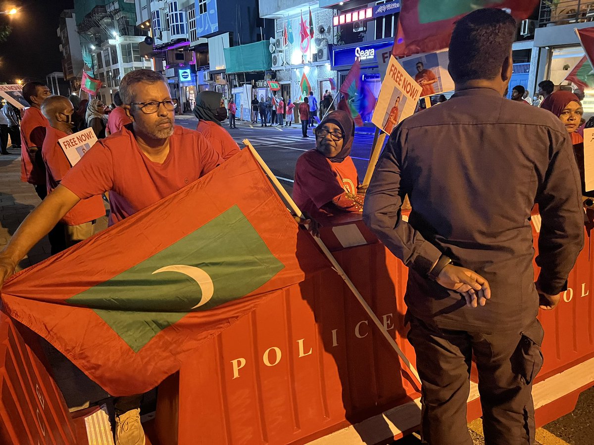 Vathane's tweet photo. Frame kurevi hayyaru kurevifaivaa emmen Minvian kurey! #IndiaOut
#Minivankuray https://t.co/Rzsod9PFA2