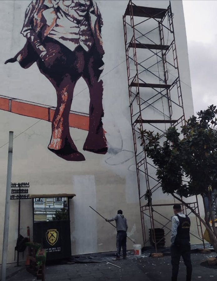radio_pichincha's tweet photo. 🔴#ATENCIÓN | El mural de Luigi Stornaiolo que adorna la Plaza de los Capellanes, en el centro de #Quito, no estará más. Por el momento no existe un pronunciamiento por parte del @MunicipioQuito ni el Alcalde @santiguarderas. ⬇ https://t.co/mh7CKDUne9