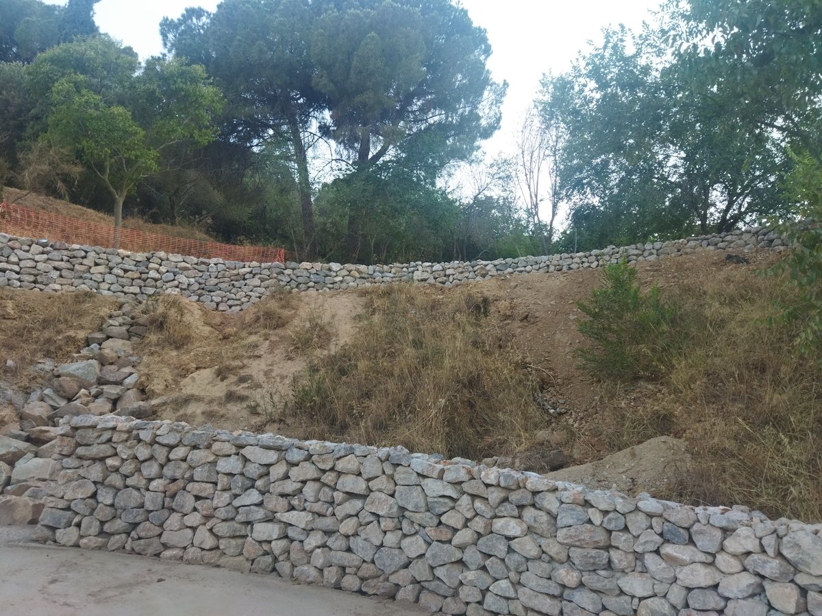 ParcOreneta's tweet photo. Murs de pedres amb ciment envolten els camins pavimentats al @ParcOreneta.
Quins deuen ser els arguments tècnics que justifiquen aquestes actuacions @bcn_ssg, @bcn_ecologia? En plena crisi climàtica s'ha de treballar pel verd, no pel gris.
#AjuntamentContraElVerd #SalvemlOreneta https://t.co/m8pwikst13