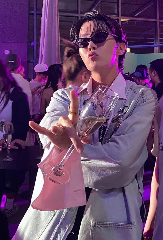 hourlyhobi's tweet photo. the glass of champagne his rings his pose his clothes EVERYTHING ABOUT JUNG HOSEOK https://t.co/znVTXBFvnw