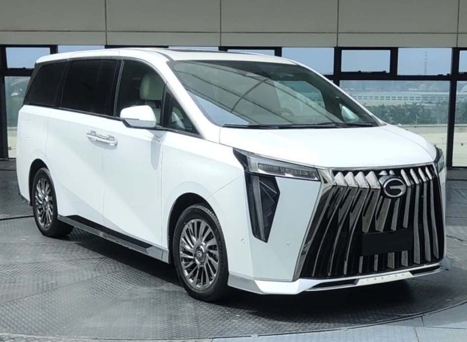 Autoline's tweet photo. If you think @Lexus & @BMW have crazy grilles, check out this van from Chinese automaker #trumpchi It puts everything else to shame! https://t.co/pfuTnnjzZi https://t.co/cOnfnlU3a9