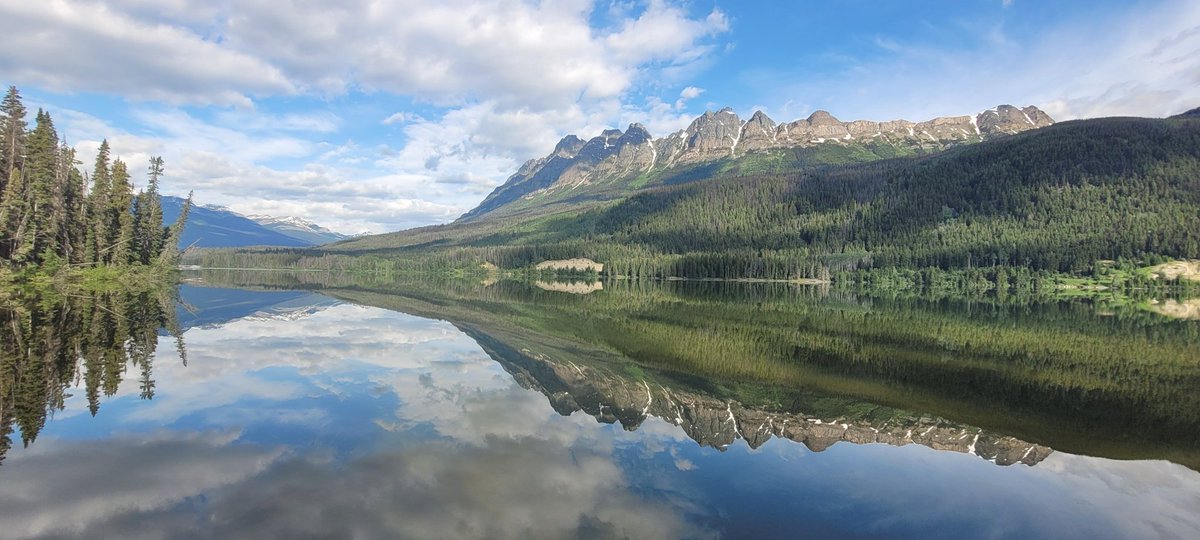 NorthrnLati2des's tweet photo. Mount Fitzsimmons and Yellowhead Lake never disappoint. #travelswithBill #northernlatitudes https://t.co/o27sN2QEkD