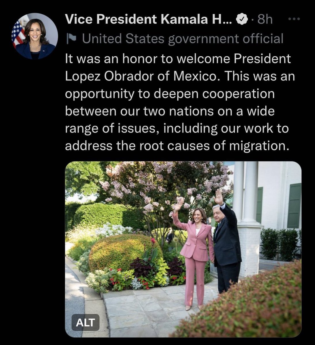 Mientras a Peña Nieto lo recibían con gritos  de asesino y ratero a Obrador lo reciben con honor !!