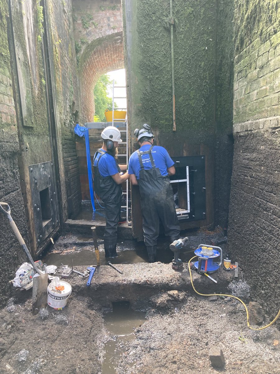 Spent the afternoon with reactive response team today, fixing the gate paddles at Hyde Lock, Kinver. Team so dedicated to their work, both paddles fixed and back open in two days ⁦<a href="/CRTWestMidlands/">Canal & River Trust West Midlands</a>⁩